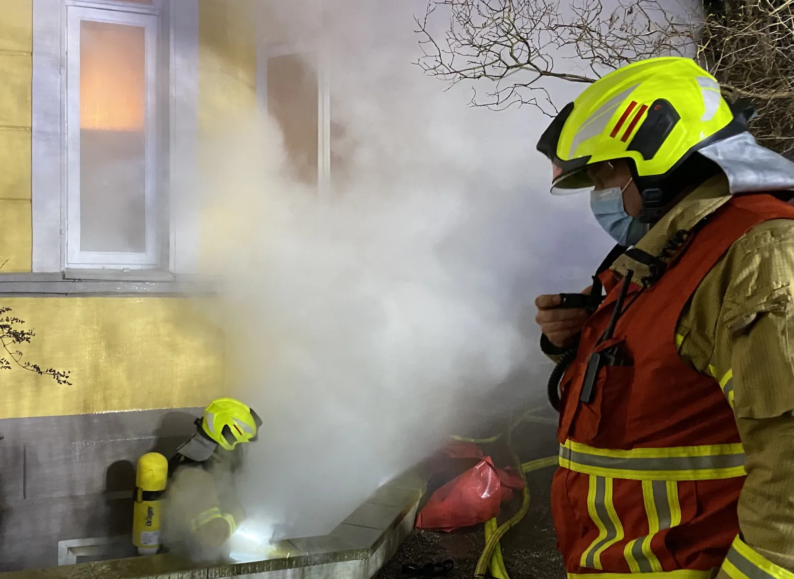 Zwei Feuerwehrleute an einer Einsatzstelle